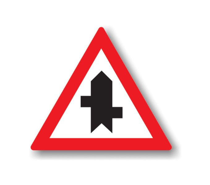 Intersecție cu drum fără prioritate, decalate prima la dreapta, indicatoare rutiere